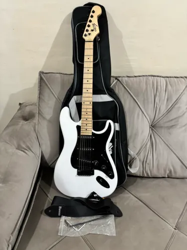 Guitarra Strato Seven Sgt-207 C/ Bag Bk/wh Branca