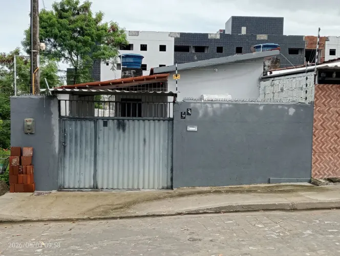 Alugo casa muito grande em rua calçada e perto de tudo.