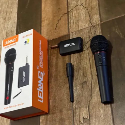 Caixa e mesa de som com microfone