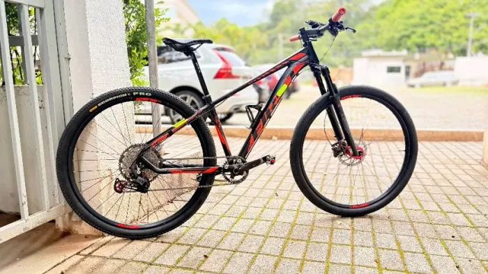 Bike aro 29 freio hidráulico shimano cambio deore 6100 usada em bom estado de conservação 
