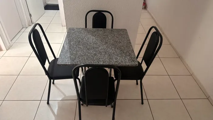 Mesas com 4 cadeiras 70x70 , tampo em granito ocre (( zap *))