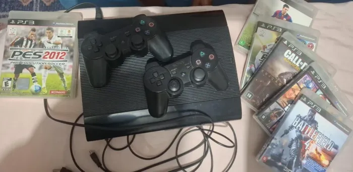 Vende se um ps3 super slim,usado porém funcionando perfeitamente com vários jogos