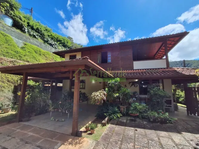 NOGUEIRA - LINDA CASA DETALHADA EM MADEIRA, LOCALIZAÇÃO PRIVILEGIADA