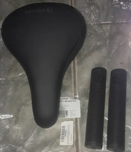 Vendo selim elleven preto e manopla 165mm novos