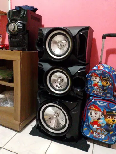 VENDO SOM POTENTE E BARATO , MOTIVO NA DESCRIÇÃO...