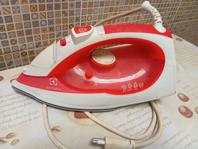 Vendo ferro Electrolux a vapor, amperagem 110wts, em bom estado