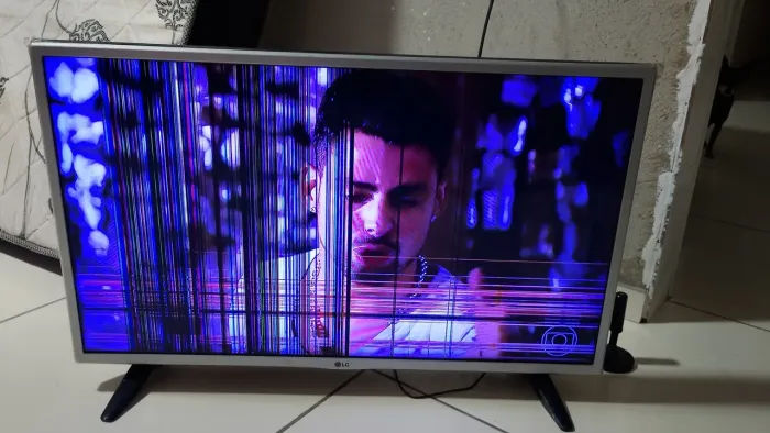 Tv com listras na imagem.