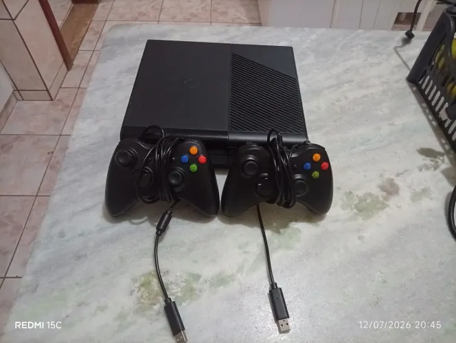 Xbox 360 super slim com 2 controles e 8 jogos