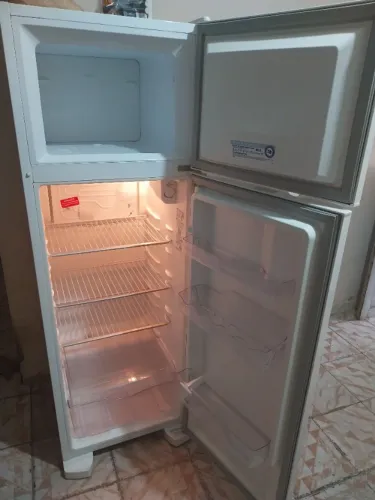 Geladeira Electrolux CycloDefrost (vazamento interno)
