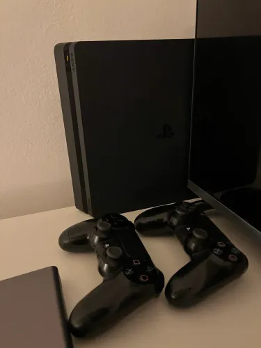 Ps4 Slim 500GB + 2 manetes