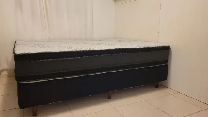 Cama box com colchão e base, tamanho Queen.