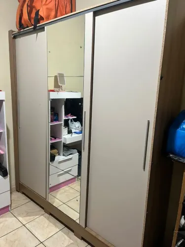 Guarda roupa de casal com espelho