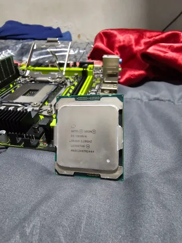 Processador Intel Xeon E5-2650 v4 (12 Núcleos / 24 Threads)