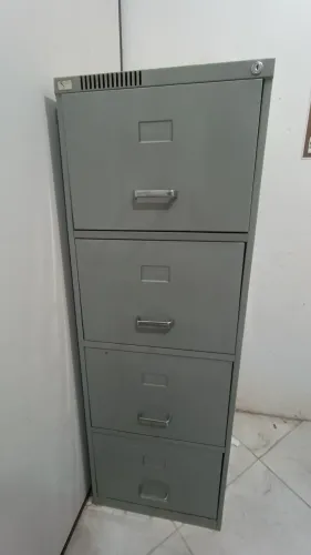 ARQUIVO DE AÇO COM 4 GAVETAS SEMI-NOVO.