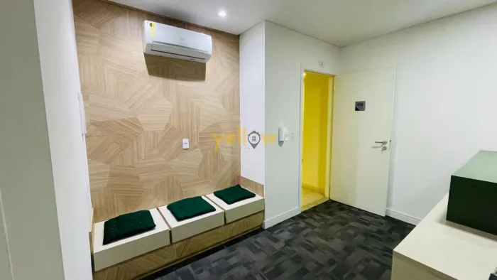 Sala totalmente imobiliada no centro de Aruja disponível para locação.