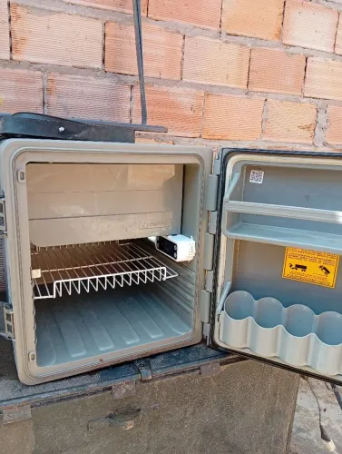 Vendo geladeira externa para caminhão 