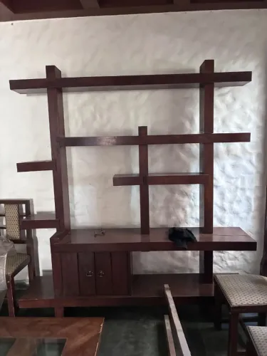 Estante e mesa de jantar