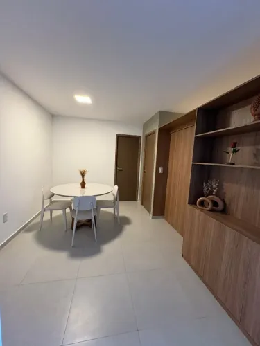 Apartamento na Ponta Verde, quarto e sala, mobiliado e totalmente climatizado.