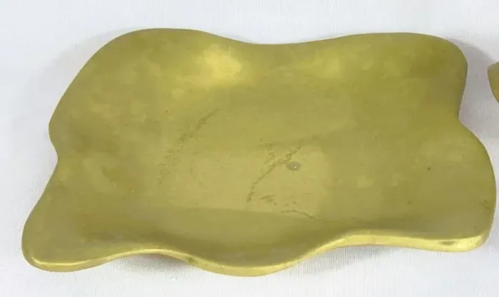 Grande pesada saboneteira de bronze, com bordas onduladas peça assinada e datada de 1982,