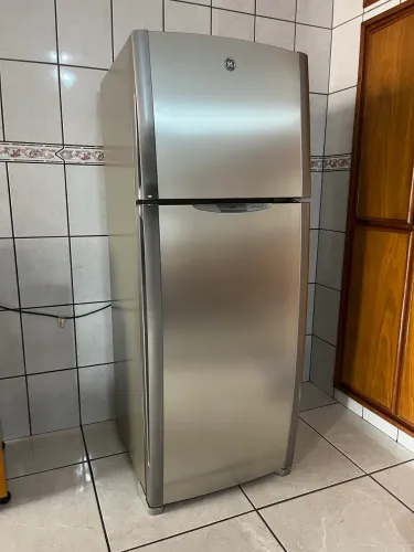 Geladeira GE duas portas com defeito