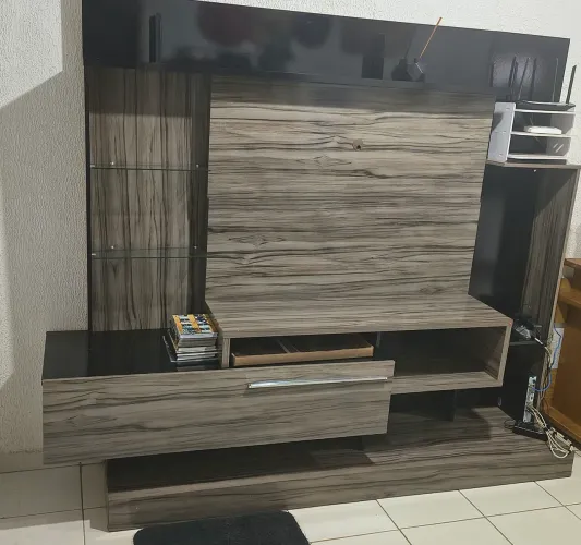 Estante de madeira para sala