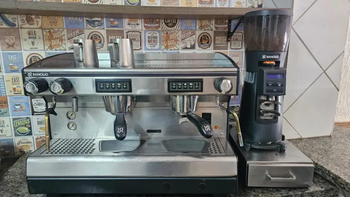 Máquina de café profissional Rancilio com moinho<br>