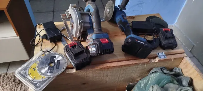 Vendo máquinas de pedreiro e ferramentas