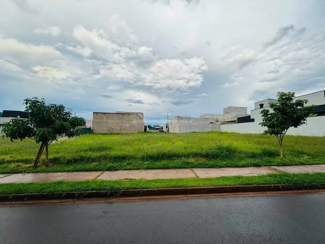 Terreno à venda no Condomínio Ayat II, em Uberaba-MG.
