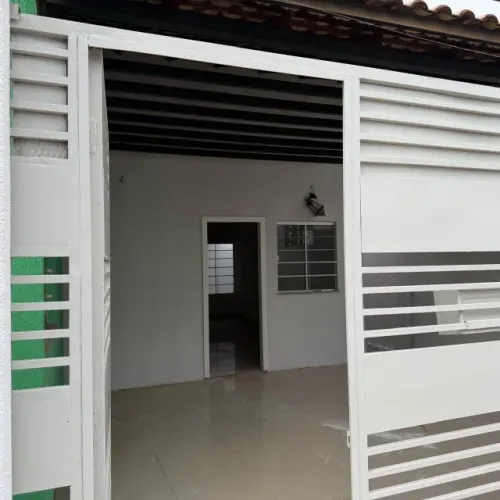 ALUGA-SE CASA COM 3 QUARTOS (1 SUÍTE)