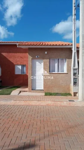 Casa padrão em condomínio!! Com 2 dormitórios, sala, cozinha, banheiro social, quintal peq