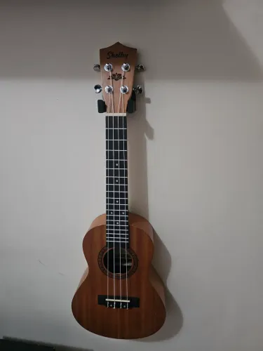 Vendo Ukulele Concert Shelby