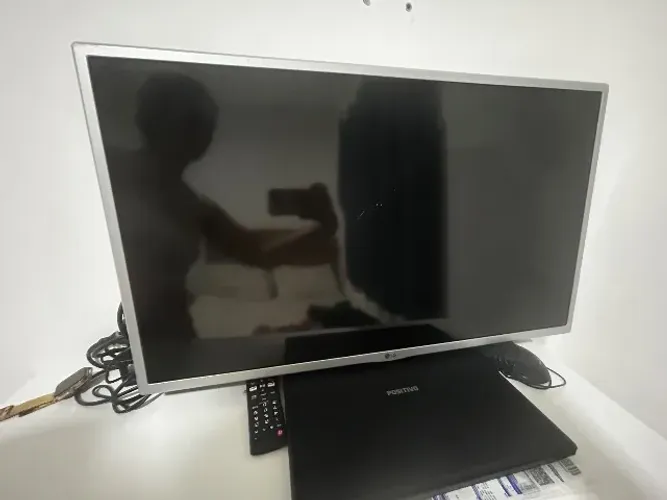 Tv 32 Pol LG tela trincada porém funciona o áudio e os comandos 
