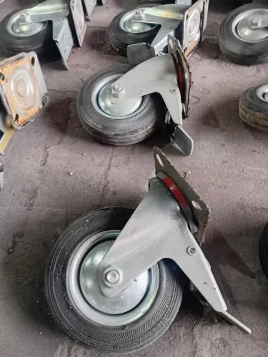 Rodízio Giratório de Poliuretano com Trava (4 polegadas / 100mm) da marca JST