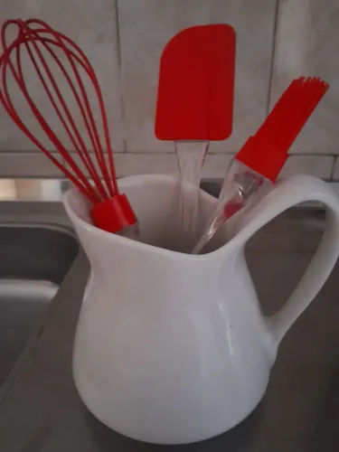 Jarra em louça + kit utensílios cozinha