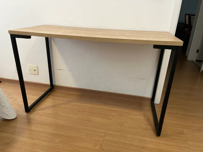 Mesa de escritório 1,20m em MDF amadeirado com pés metálicos