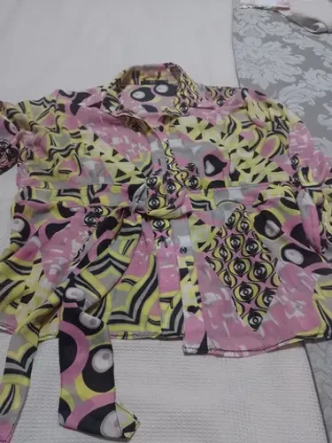 Linda blusa feminina, colorida, charmosa