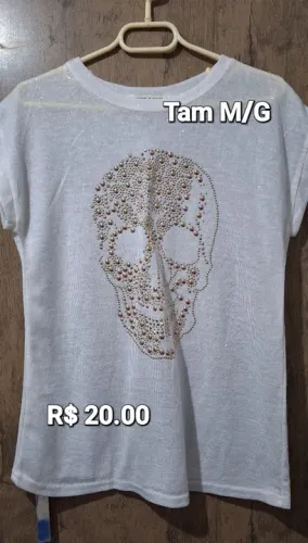 Blusa feminina branca com caveira de strass Tam M/G