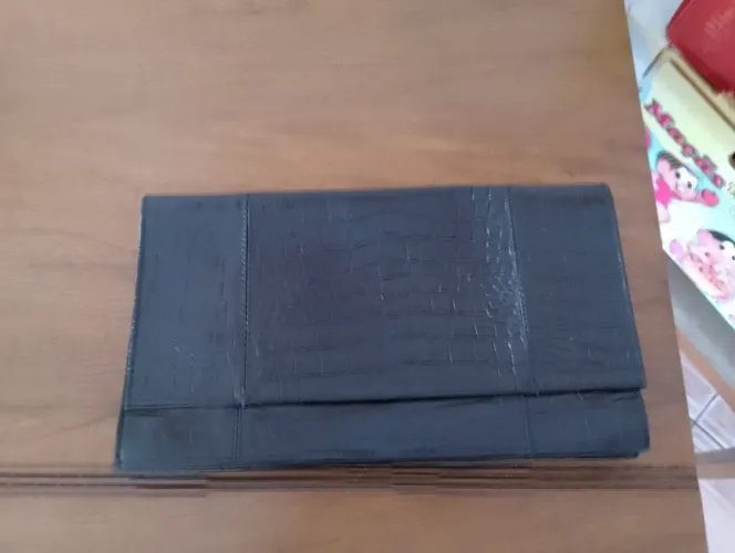Clutch de couro preta, couro croco, forrada e sem uso