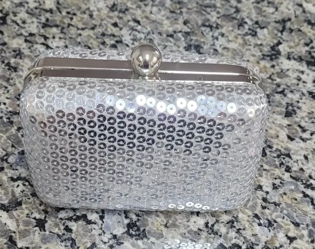 Clutch prata com pedrarias