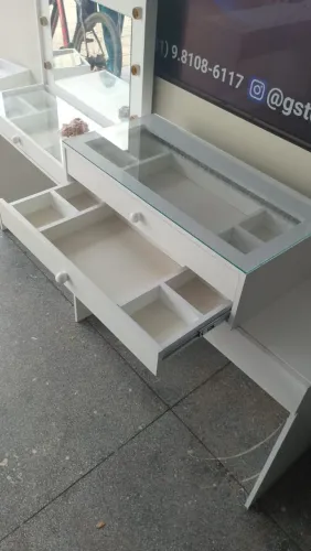 Bancada de Penteadeira suspensa gavetas e tampo de vidro