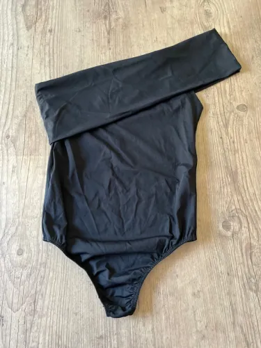 Body Preto com Detalhe Off-the-Shoulder
