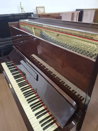 Piano A. Essenfelder modelo Schneider 