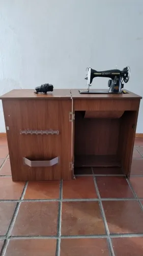 Máquina de Costura GEVERT.I c/ Pedal Elétrico e Gabinete