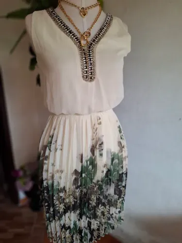 Vestido branco com estampa floral