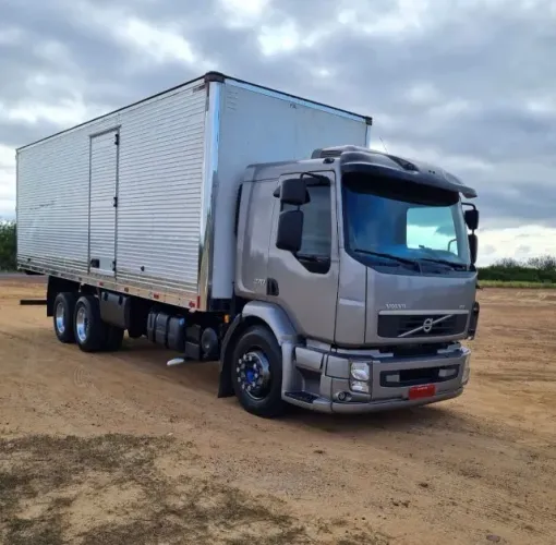 volvo vm 270 6x2 2013 baú 