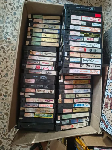 Lote com 80 VHS sem capas