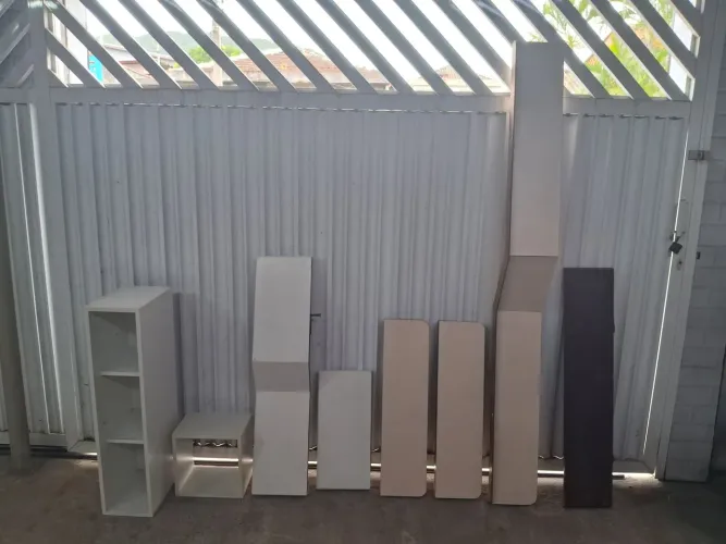 Prateleiras diversas peças (a partir de 25 reais cada).