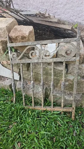 Grade de ferro antiga para construção