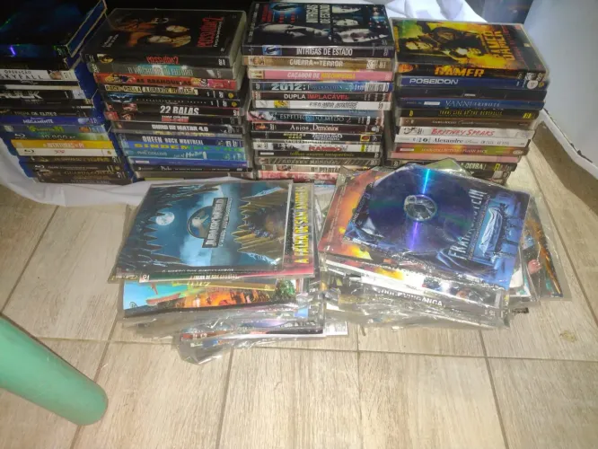 Vendo dvd BLUEi e CDs e DVDs 