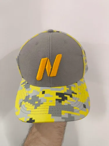 Boné amarelo camuflado